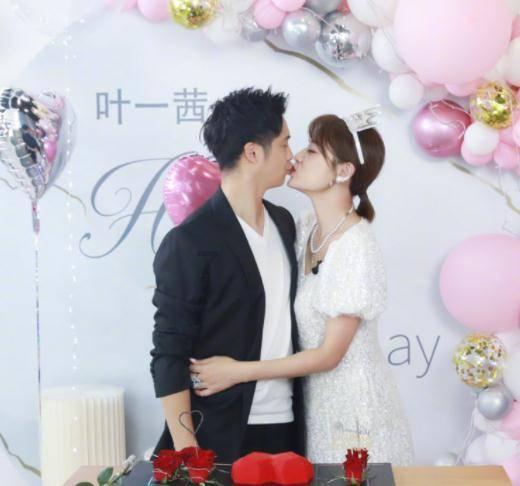婧婧整理卧室